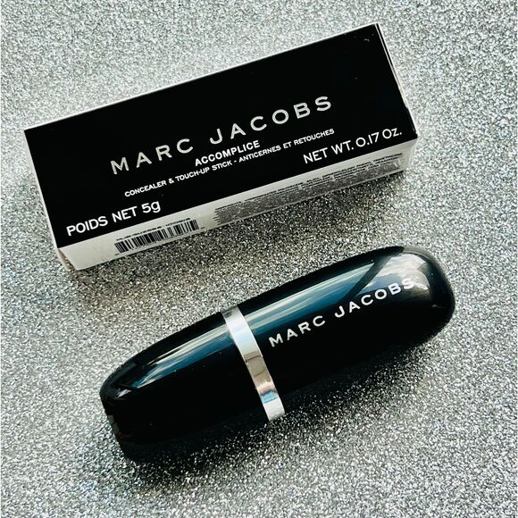 Marc Jacobs Beauty Accomplice Deep 56 Concealer & Touch-Up Stick Red Undertones - Picture 2 of 5